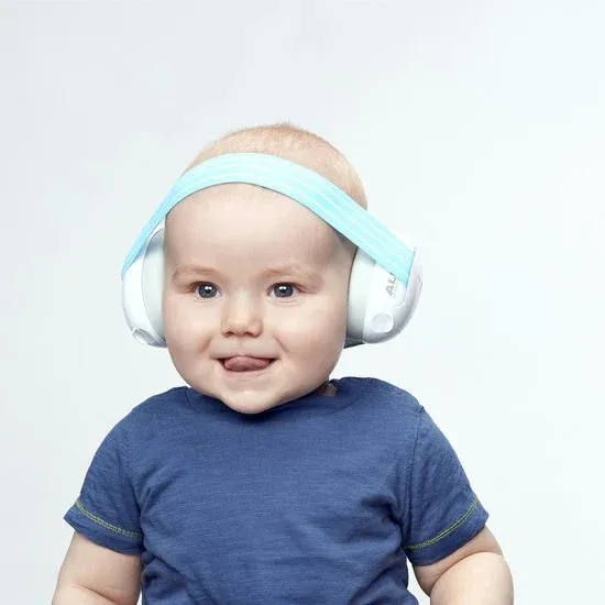 Bébé avec un casque anti bruits sur les oreilles