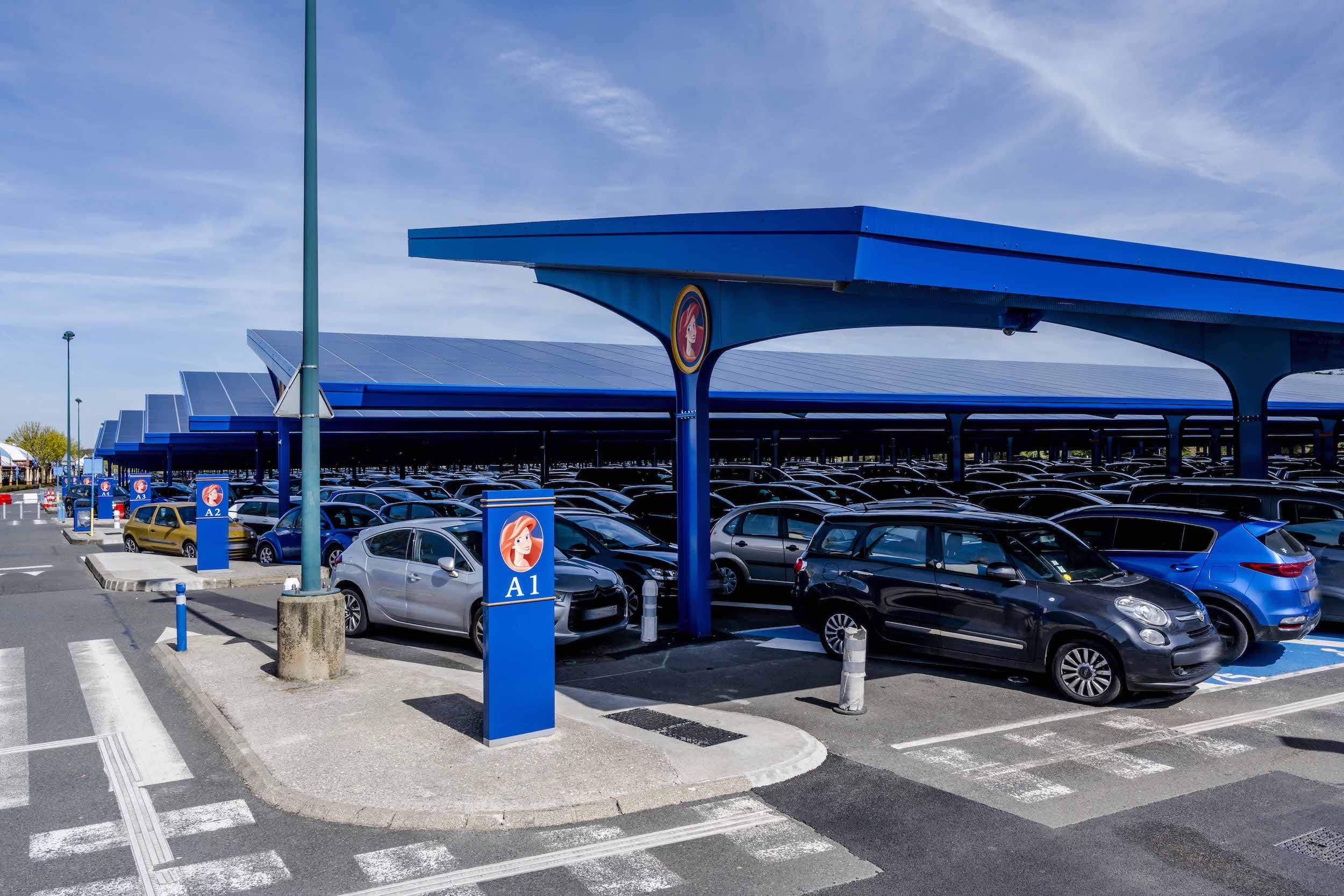 Allées du parking de Disneyland Paris avec les totems de repérage – © Disney