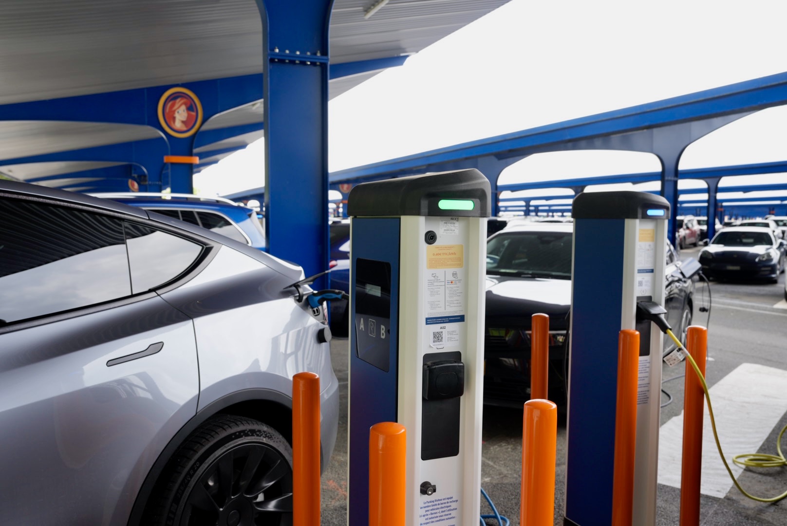 Bornes de recharge pour voitures électriques au parking de Disneyland Paris – © Disney