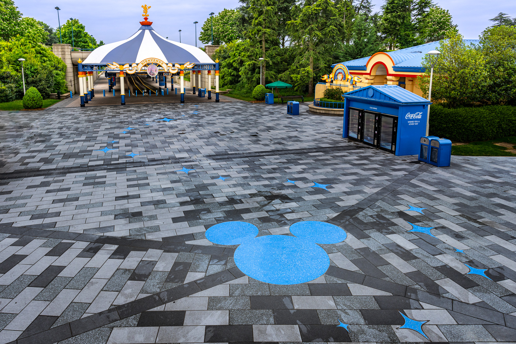 Accès aux tapis roulants du parking visiteurs de Disneyland Paris – © Disney