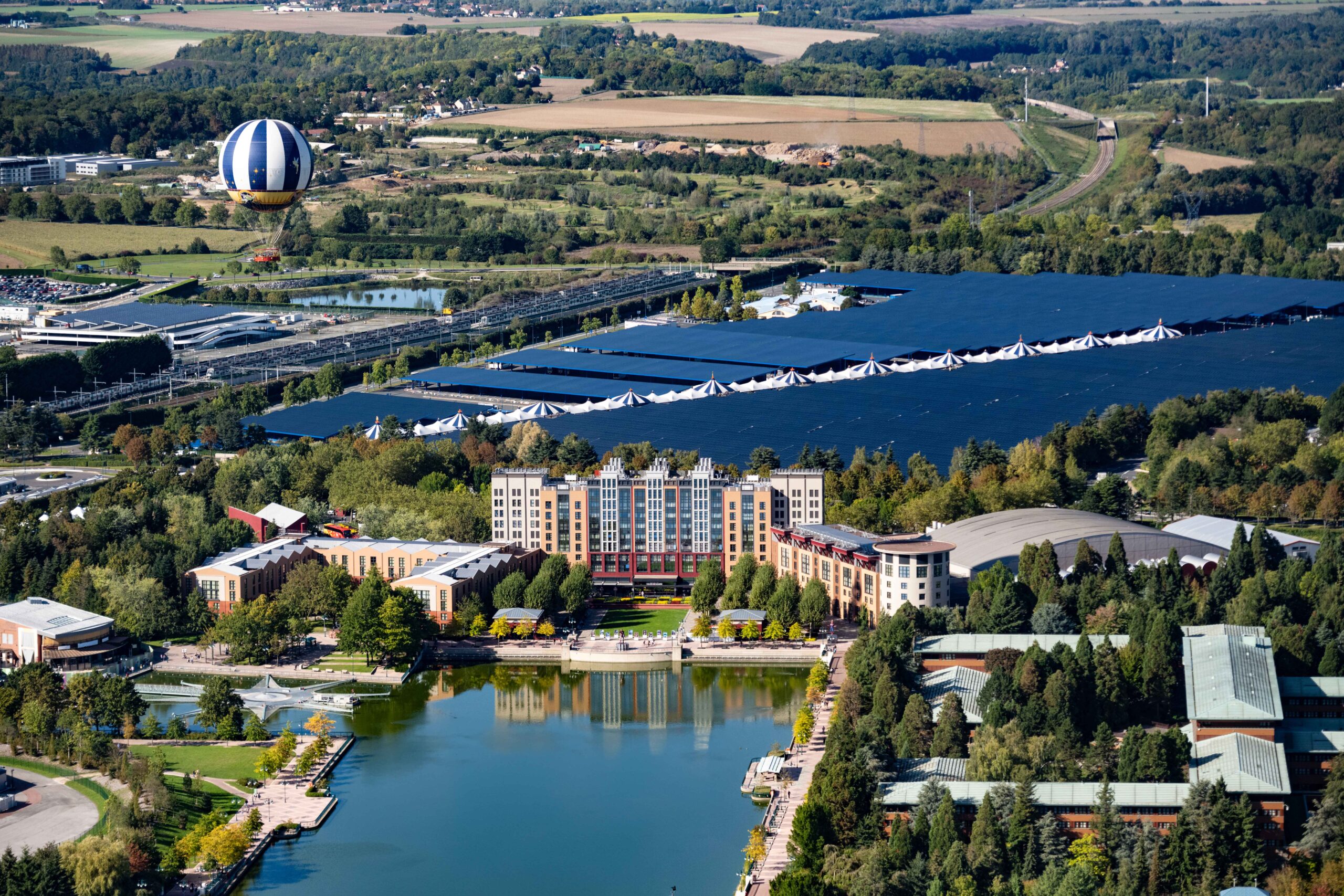 Vue aérienne de Disneyland Paris avec l'ombrière solaire du parking – © Disney