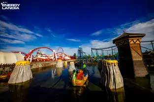 Vue de la Family Zone d'Energylandia autour du coaster Boomerang
