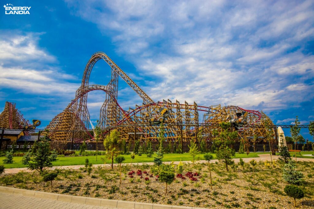 Le coaster hybride Zadra dans la Dragon Zone d'Energylandia
