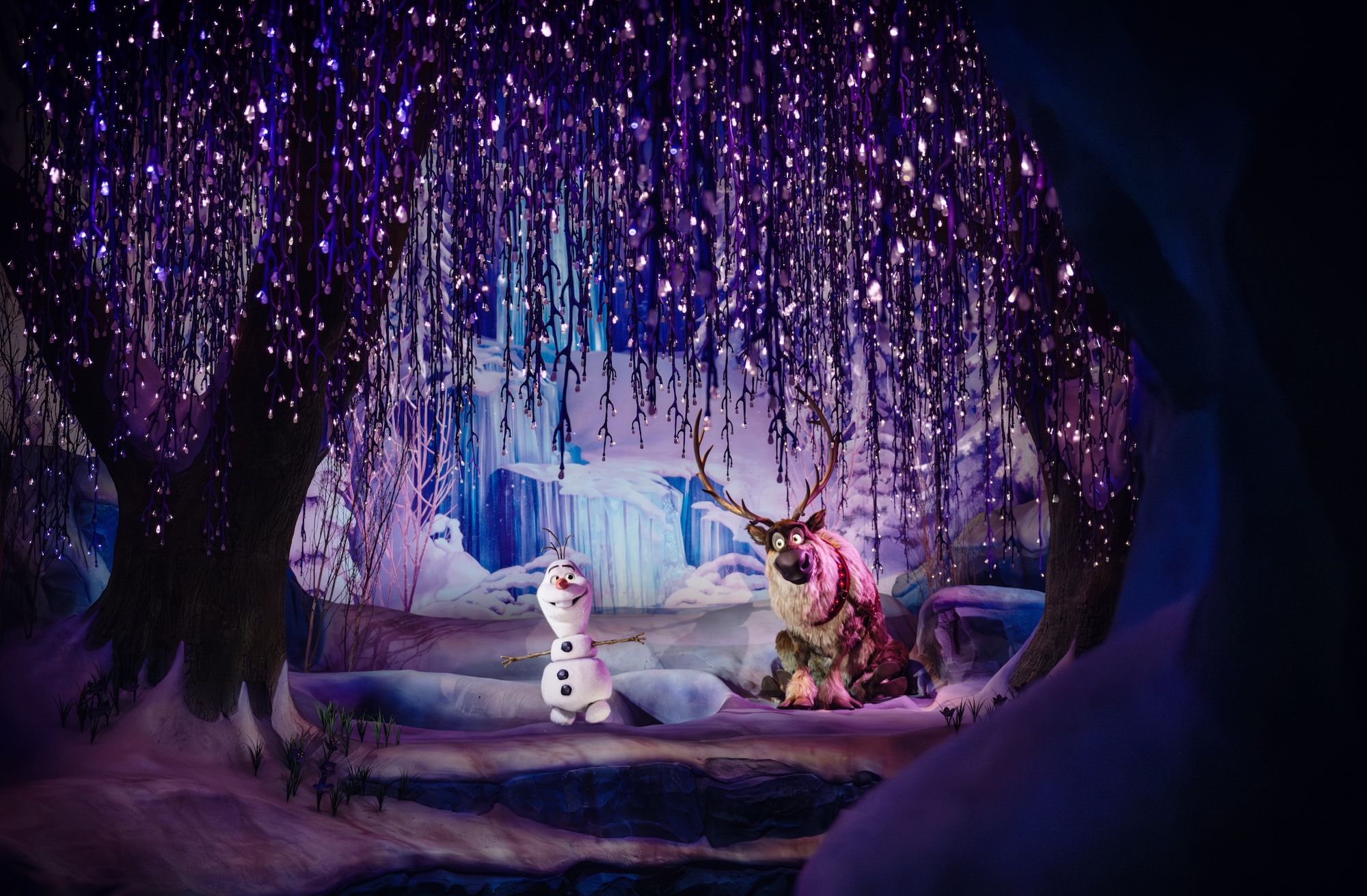 Olaf et Sven en figurines animées dans Frozen Ever After – © Disney