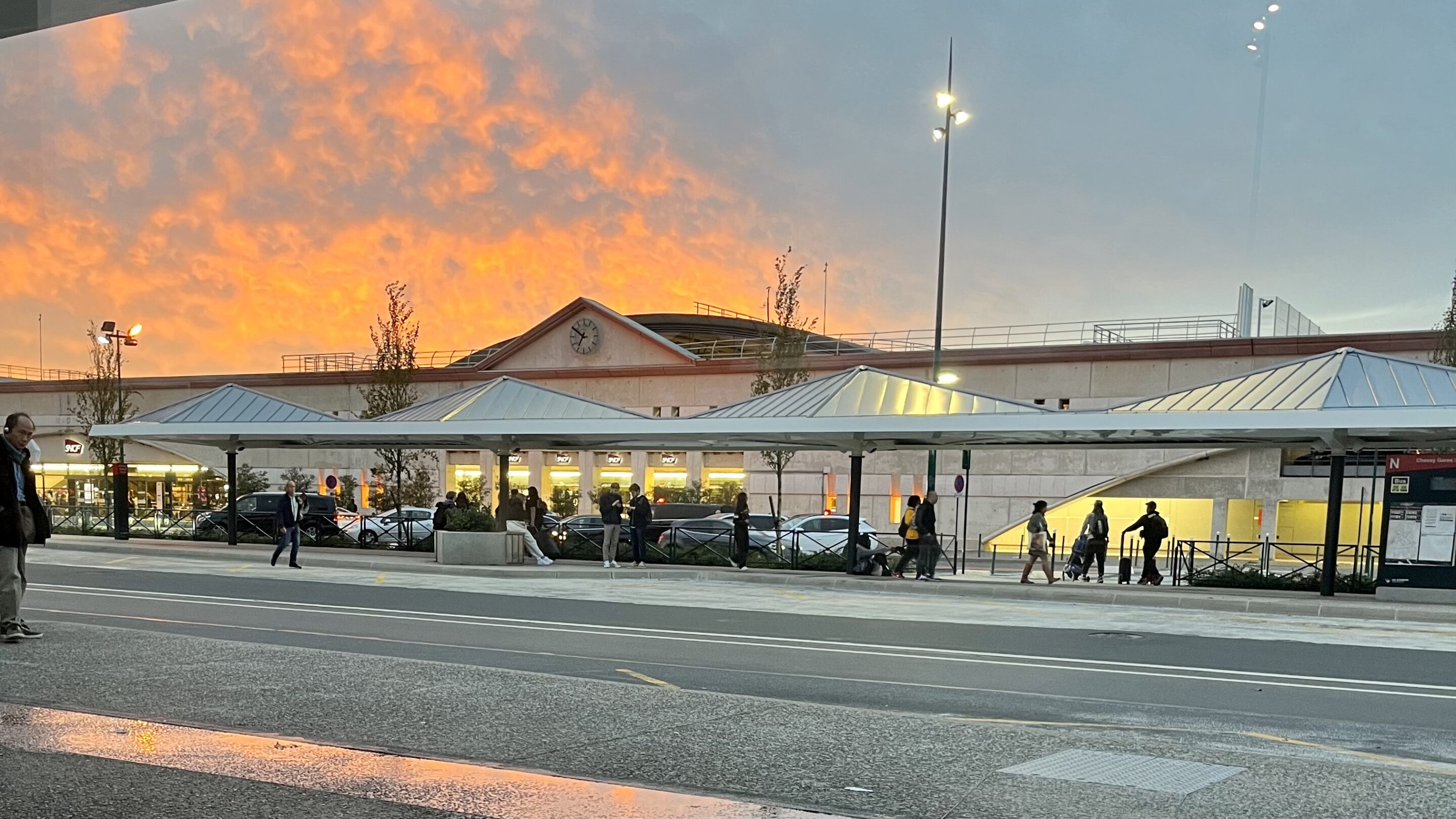 La gare de Marne-la-Vallée Chessy vue depuis la gare routière – © Wikiliz972, CC BY-SA 4.0