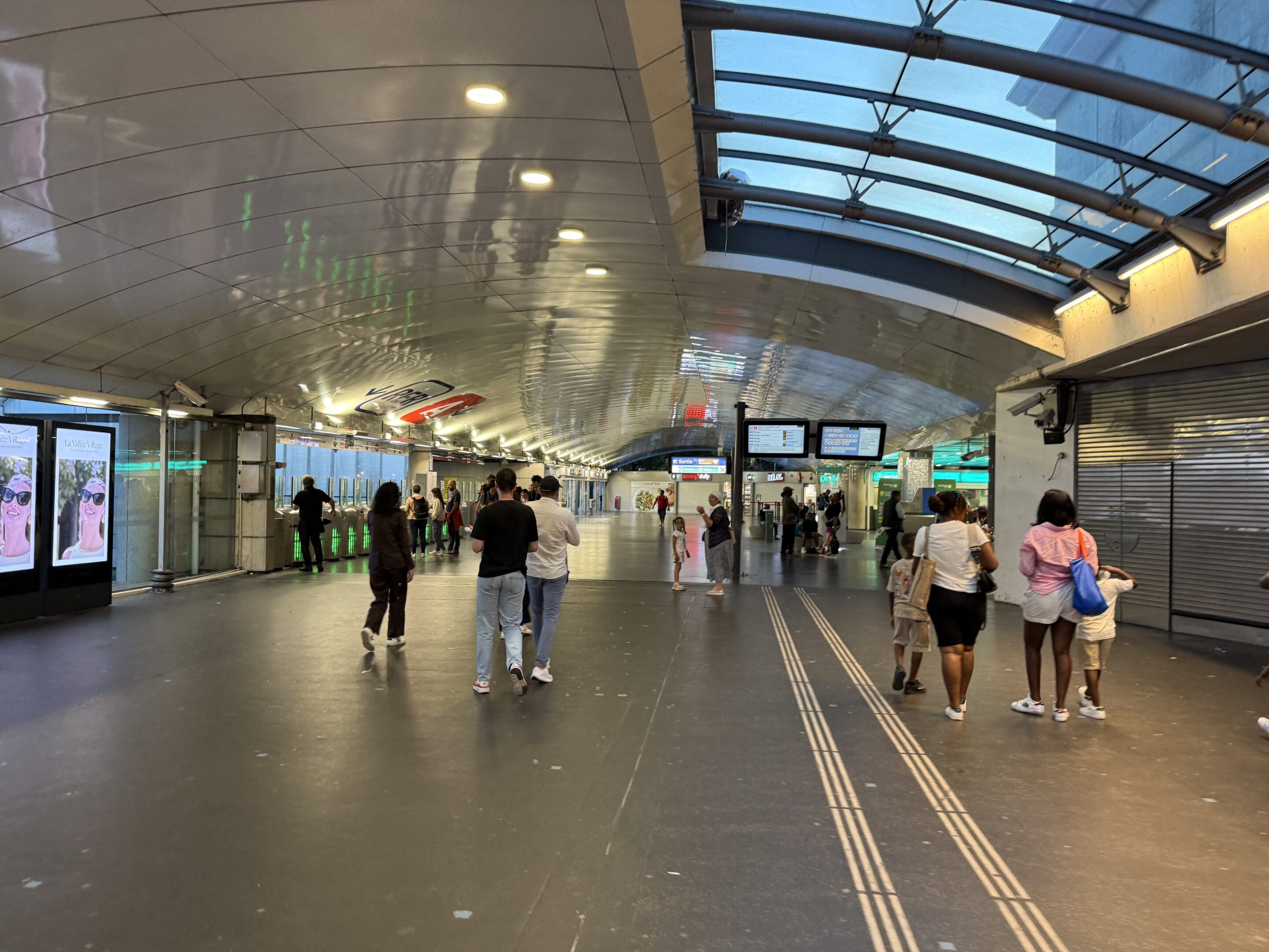 Le hall du RER de la gare de Marne-la-Vallée Chessy en été – © Chabe01, CC BY-SA 4.0