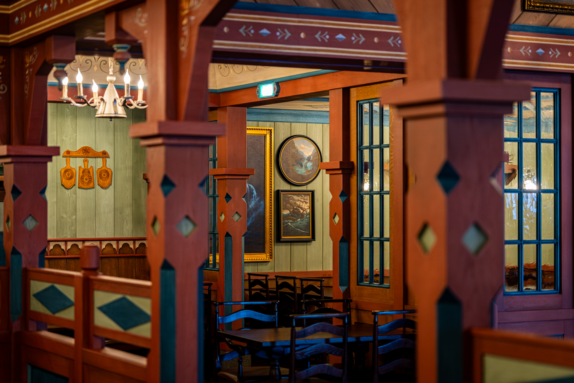 La salle de la Nordic Crowns Tavern à World of Frozen – © Disney