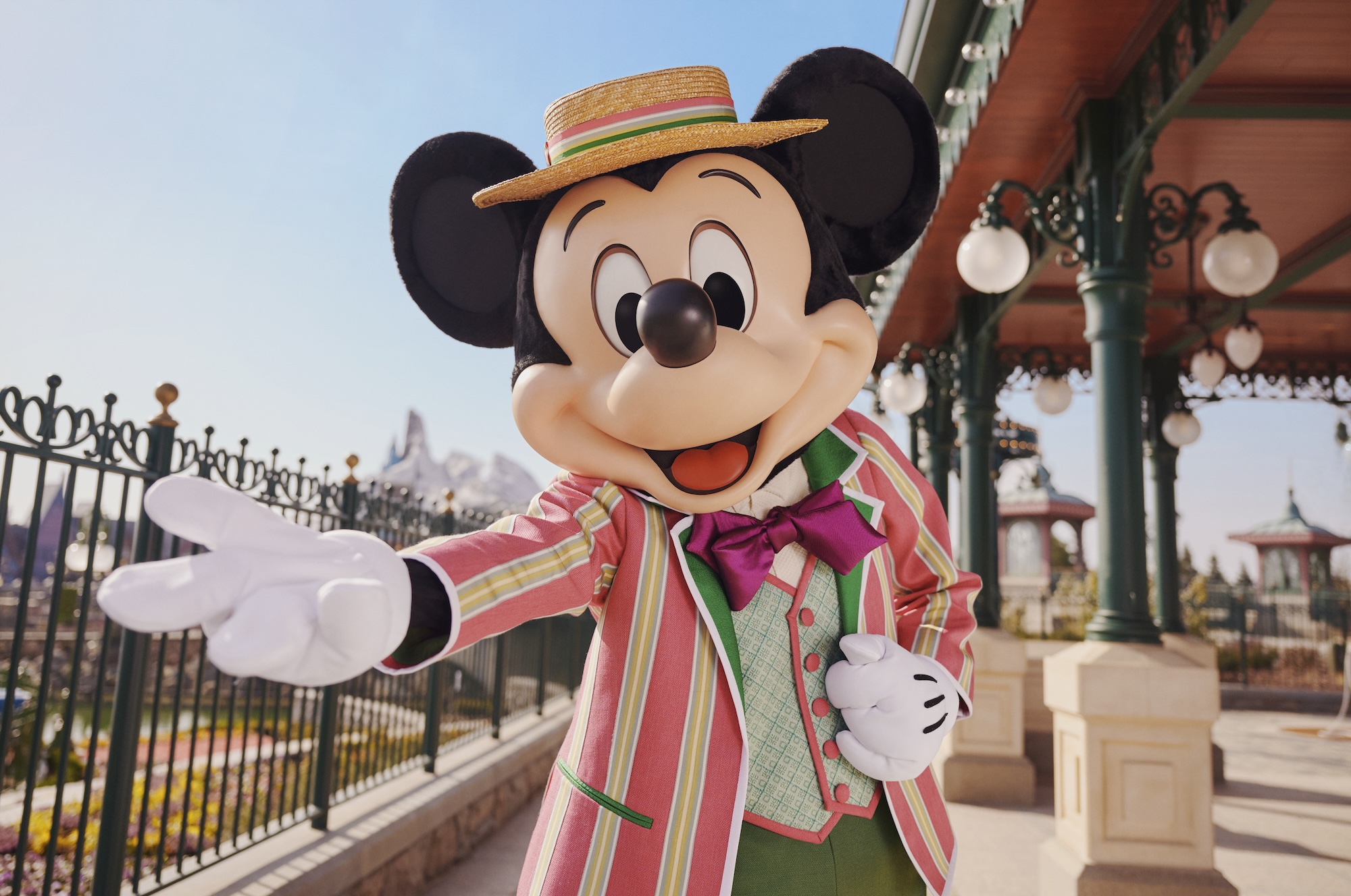 Mickey en costume victorien lors d'une rencontre sur Adventure Way – © Disney