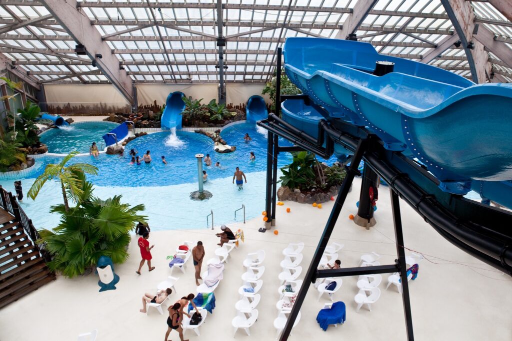 Bassin, palmiers et toboggans à Aquaboulevard – © Aquaboulevard
