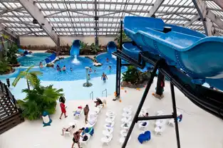 Bassin, palmiers et toboggans à Aquaboulevard – © Aquaboulevard