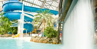 Cascade et toboggans à Aquaboulevard – © Aquaboulevard
