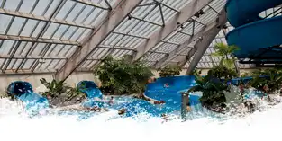 Toboggans et végétation tropicale à Aquaboulevard – © Aquaboulevard