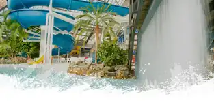 Toboggans sous la verrière à Aquaboulevard – © Aquaboulevard