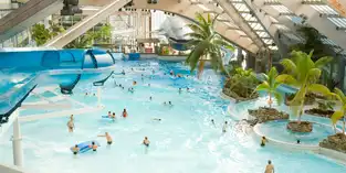 Vue d'ensemble de la piscine à vagues à Aquaboulevard – © Aquaboulevard