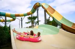 Descente en bouée sur le Tornado à Aqualand Bassin d'Arcachon – © Aqualand Bassin d'Arcachon