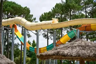Toboggans vus des paillotes à Aqualand Bassin d'Arcachon – © Aqualand Bassin d'Arcachon