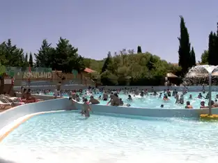 Piscine à vagues à Aqualand Fréjus – © Aqualand Fréjus