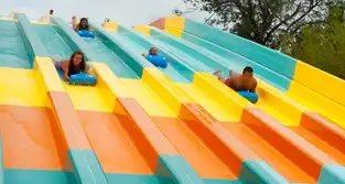 Surfer à Aqualand Fréjus – © Aqualand Fréjus