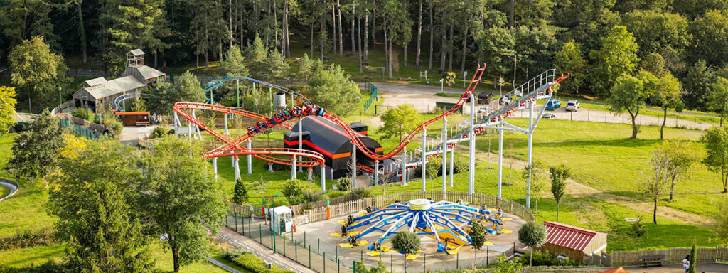 Vue aérienne des attractions à Parc des Combes – © Parc des Combes