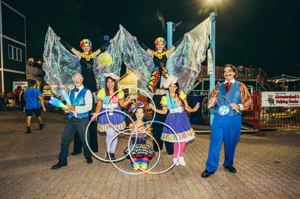 Artistes en soirée sur le Midway à Adventureland Long Island — © Adventureland Long Island