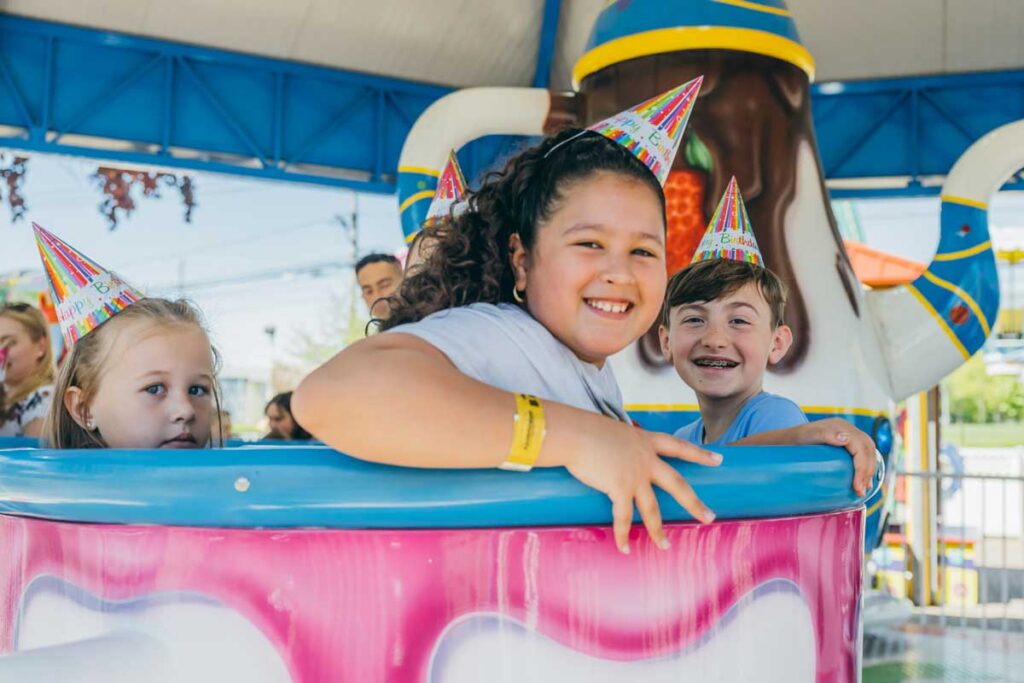 Enfants sur les Tea Cups à Adventureland Long Island — © Adventureland Long Island