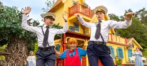 Pippi får besök av fröken Prysselius och leker kull med poliser