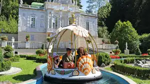 Rundbootfahrt durch Schloss und Grotte