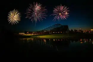 Feu d’artifice au-dessus du Kentucky Rumbler à Beech Bend — © Beech Bend