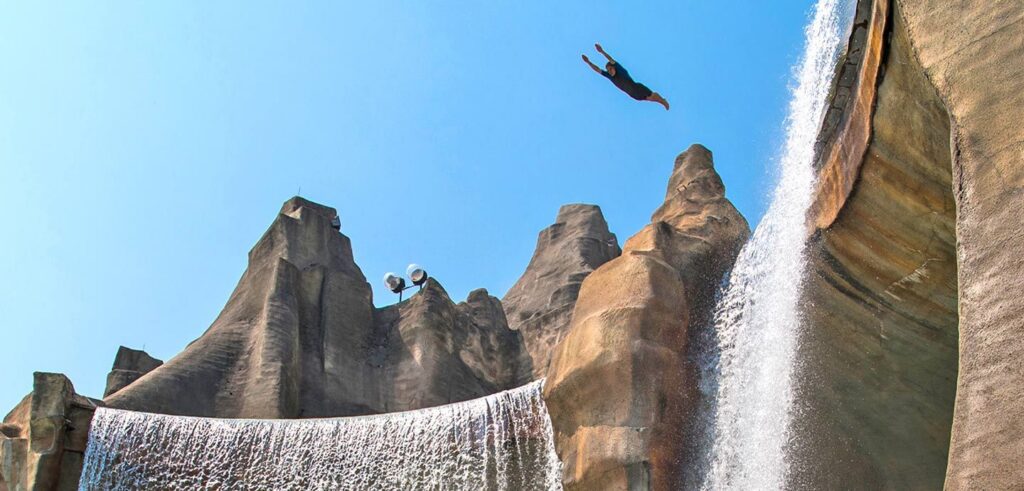 Victoria Falls High Divers à Wonder Mountain, Canada's Wonderland — © Canada's Wonderland