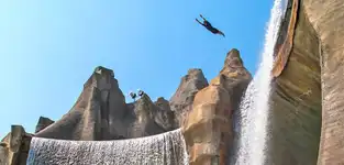 Victoria Falls High Divers à Wonder Mountain, Canada's Wonderland — © Canada's Wonderland