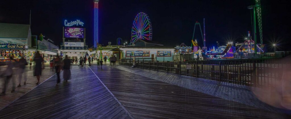 Boardwalk de nuit à Casino Pier — © Casino Pier