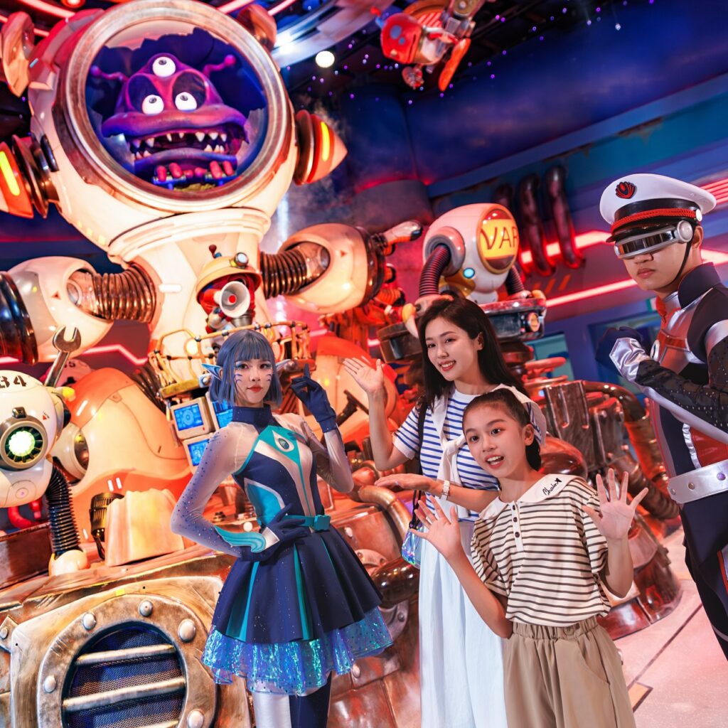 Les personnages du parc à Chimelong Spaceship — © Chimelong Spaceship
