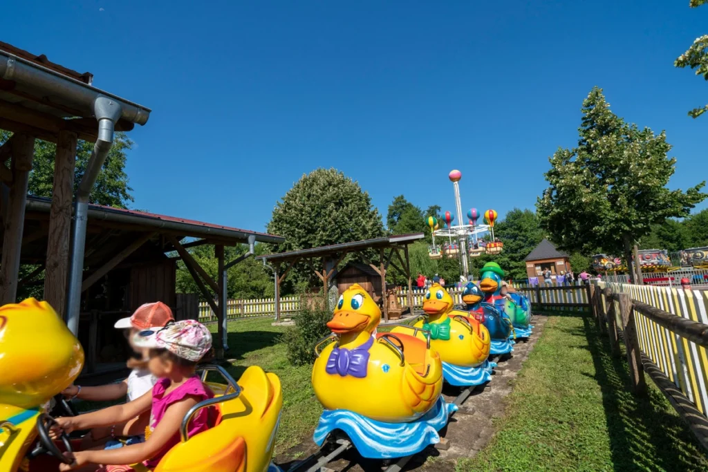 Enfants sur le Duck Family à Didi'Land — © Didi'Land