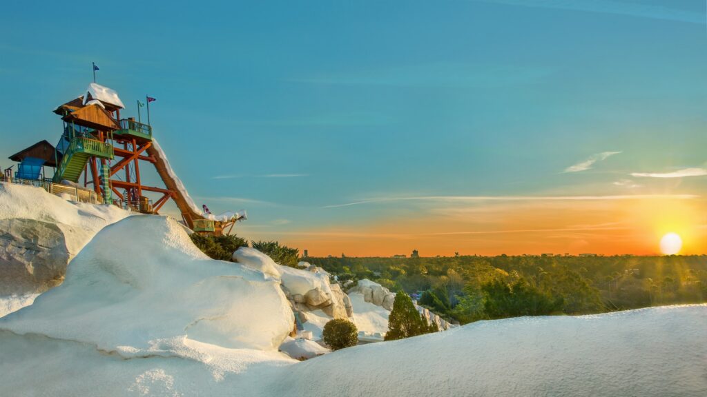 Mount Gushmore au coucher du soleil à Disney's Blizzard Beach — © Disney's Blizzard Beach