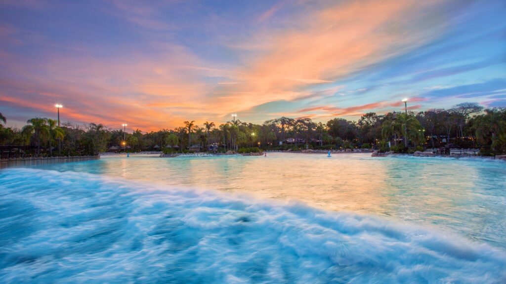 Piscine à vagues au coucher du soleil à Disney's Typhoon Lagoon — © Disney's Typhoon Lagoon