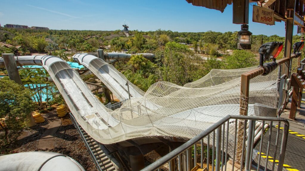 Toboggans de Crush 'n' Gusher à Disney's Typhoon Lagoon — © Disney's Typhoon Lagoon