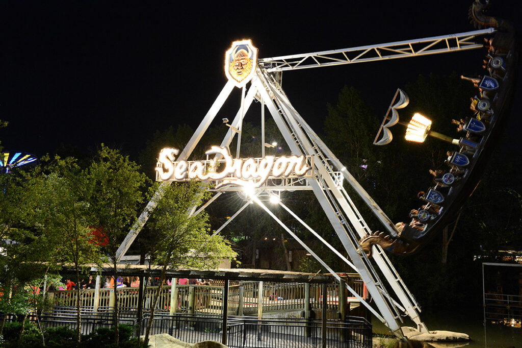 Sea Dragon de nuit à Elitch Gardens — © Elitch Gardens