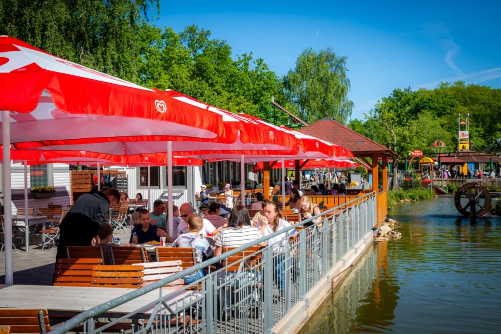 Terrasse au bord de l’étang à Freizeitpark Lochmühle — © Freizeitpark Lochmühle