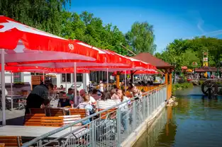 Terrasse au bord de l’étang à Freizeitpark Lochmühle — © Freizeitpark Lochmühle
