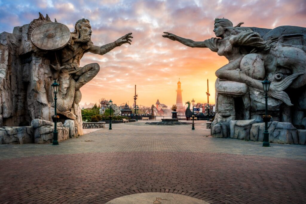 Statues de l’allée centrale à Hossoland — © Hossoland