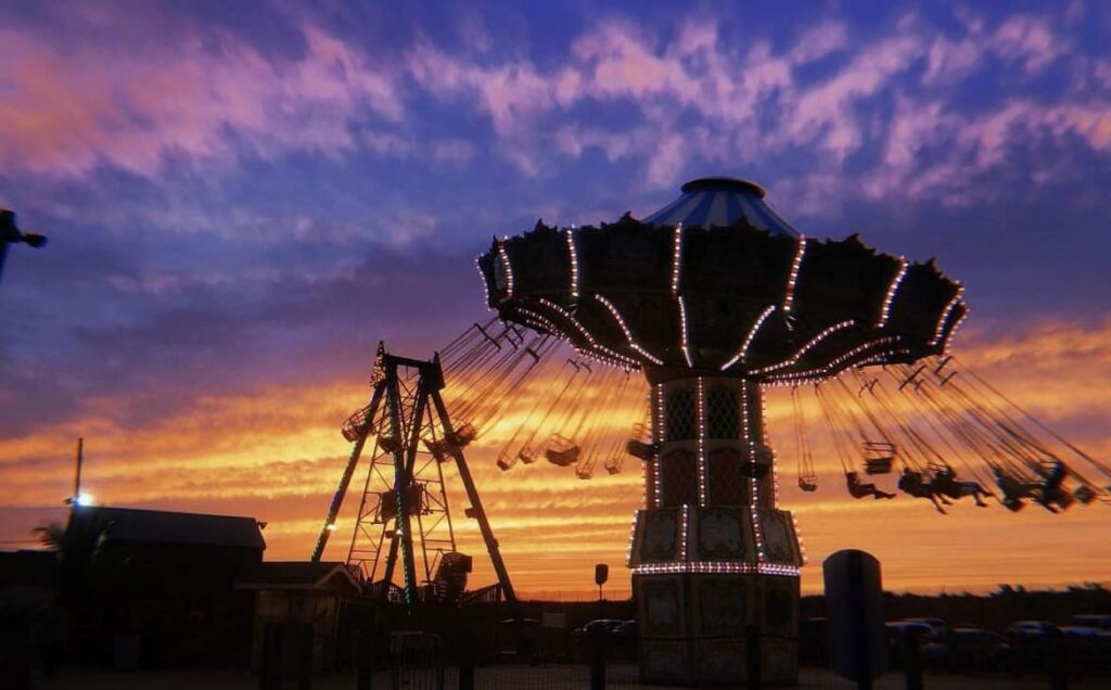 Wave Swinger au coucher du soleil à Keansburg Amusement Park — © Keansburg Amusement Park