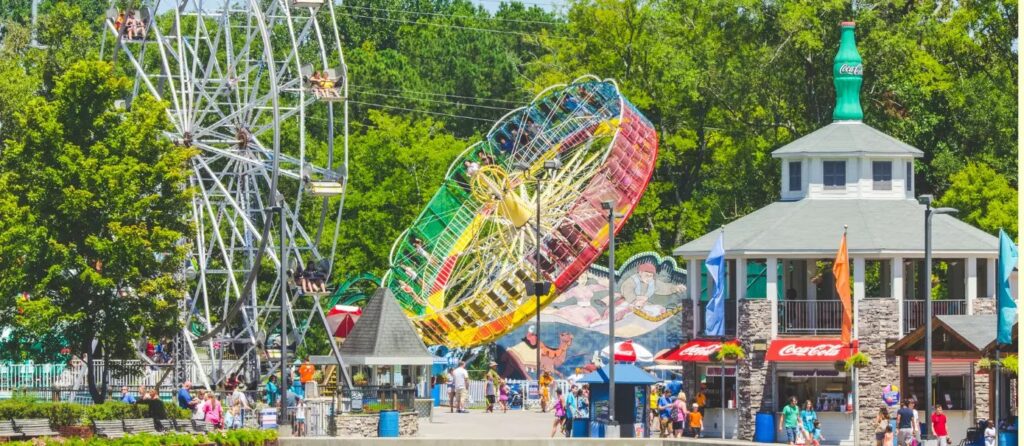 Allée centrale et grande roue à Lake Winnepesaukah — © Lake Winnepesaukah