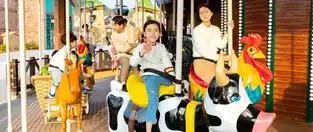 Le carrousel Dairy-Go-Round à Lotte World Adventure Busan — © Lotte World Adventure Busan