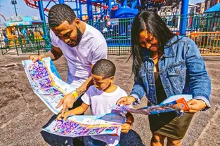 Famille consultant le plan à Luna Park Coney Island — © Luna Park Coney Island