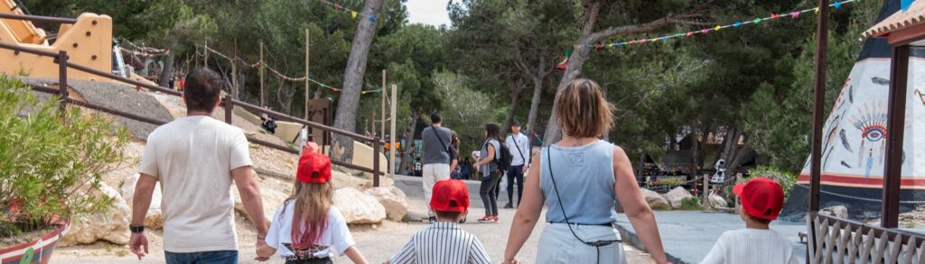 Allée du village western à Magic Park Land — © Magic Park Land