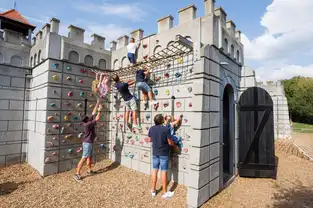 Mur d'escalade du château fort à PLAYMOBIL-FunPark — © PLAYMOBIL-FunPark