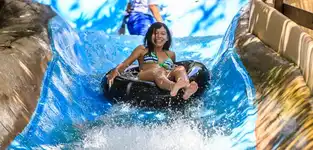 Raging River Tube Chute à Schlitterbahn New Braunfels — © Schlitterbahn New Braunfels