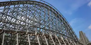Wooden Coaster Fireball à Shanghai Happy Valley — © Shanghai Happy Valley