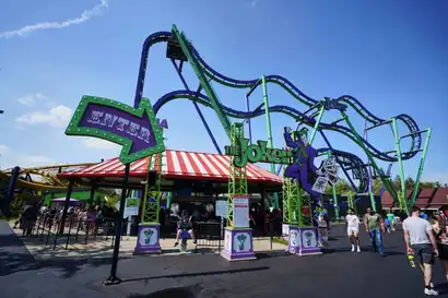 THE JOKER™ Free-Fly Coaster