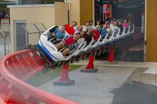 Speedway Stunt Coaster à Six Flags México — © Six Flags México